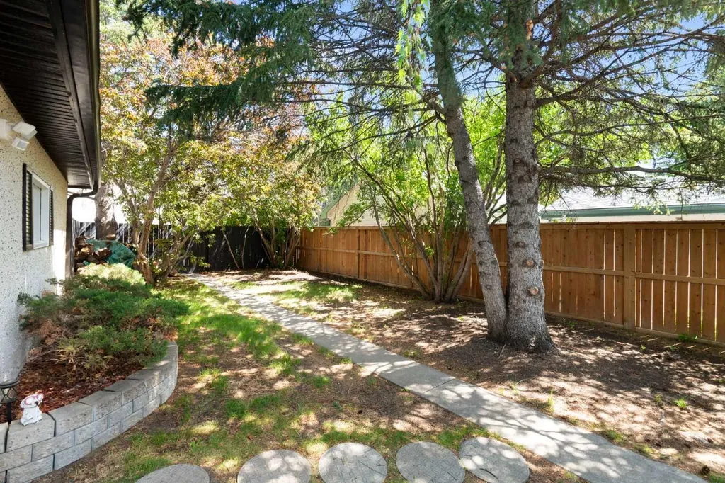 5032 Vanstone Crescent NW Calgary AB T3A 0V9