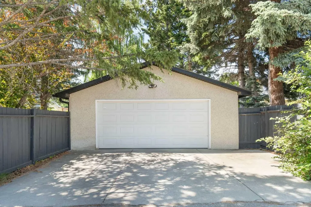 5032 Vanstone Crescent NW Calgary AB T3A 0V9