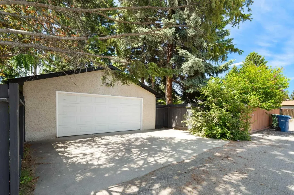 5032 Vanstone Crescent NW Calgary AB T3A 0V9