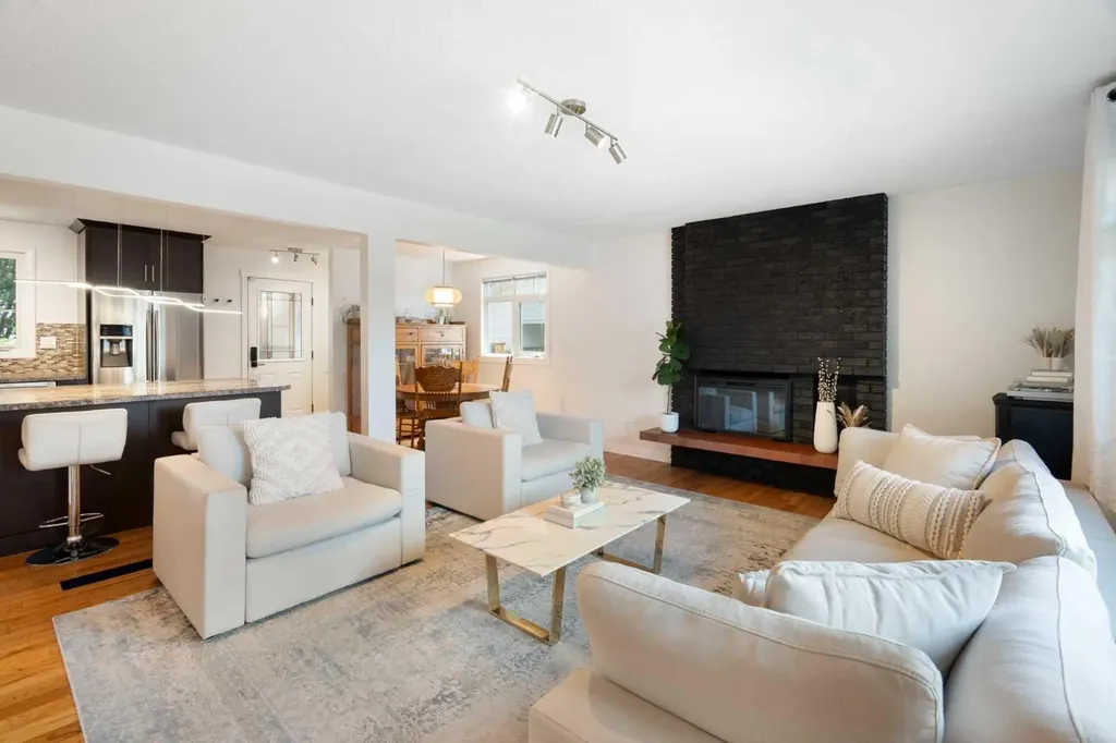 5032 Vanstone Crescent NW Calgary AB T3A 0V9