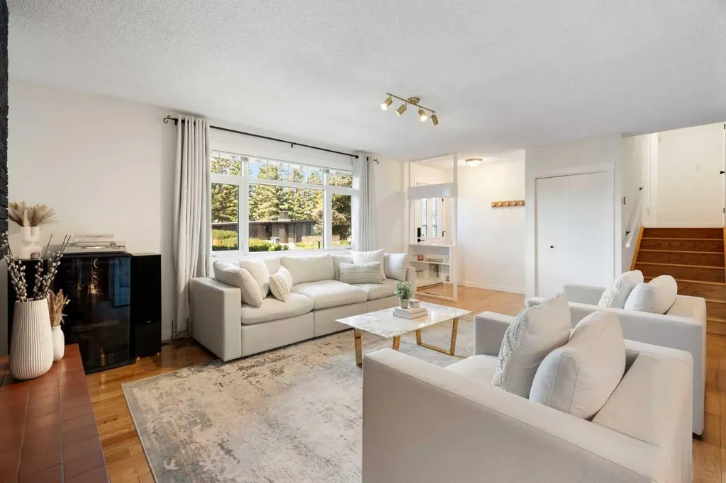 5032 Vanstone Crescent NW Calgary AB T3A 0V9