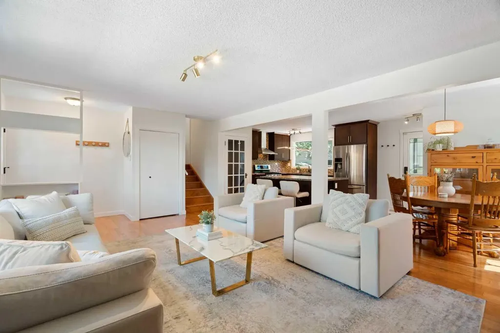 5032 Vanstone Crescent NW Calgary AB T3A 0V9