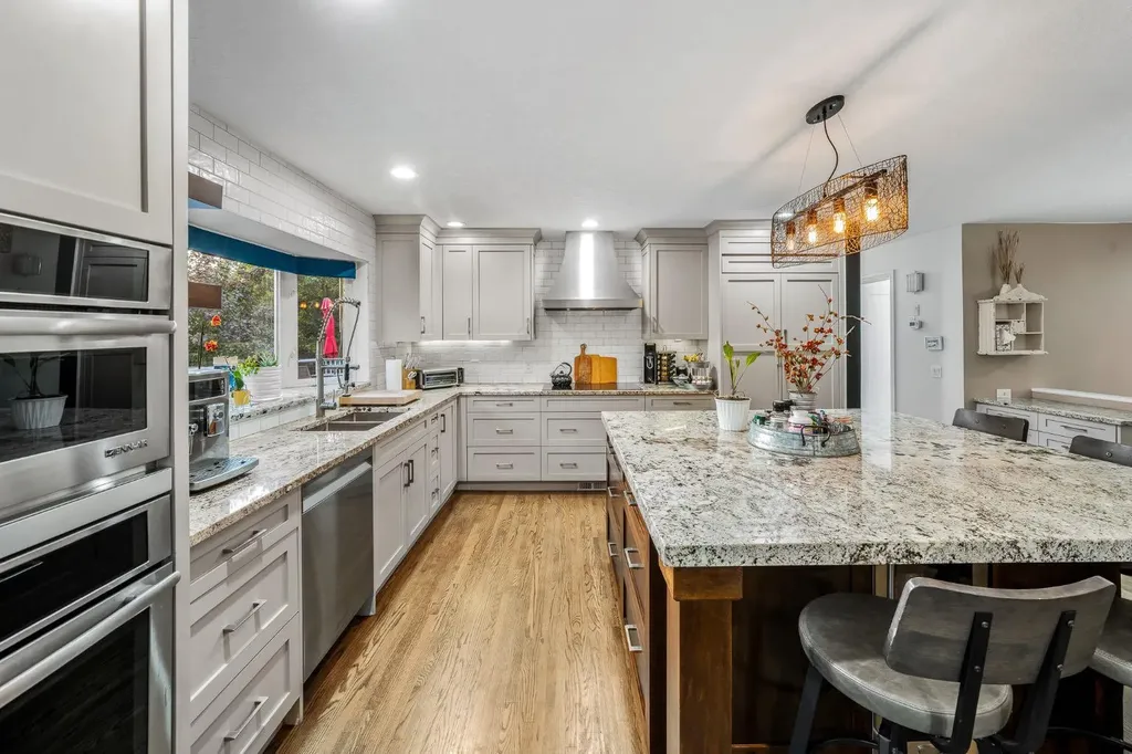 5011 Viceroy Drive NW Calgary AB T3A 0V2