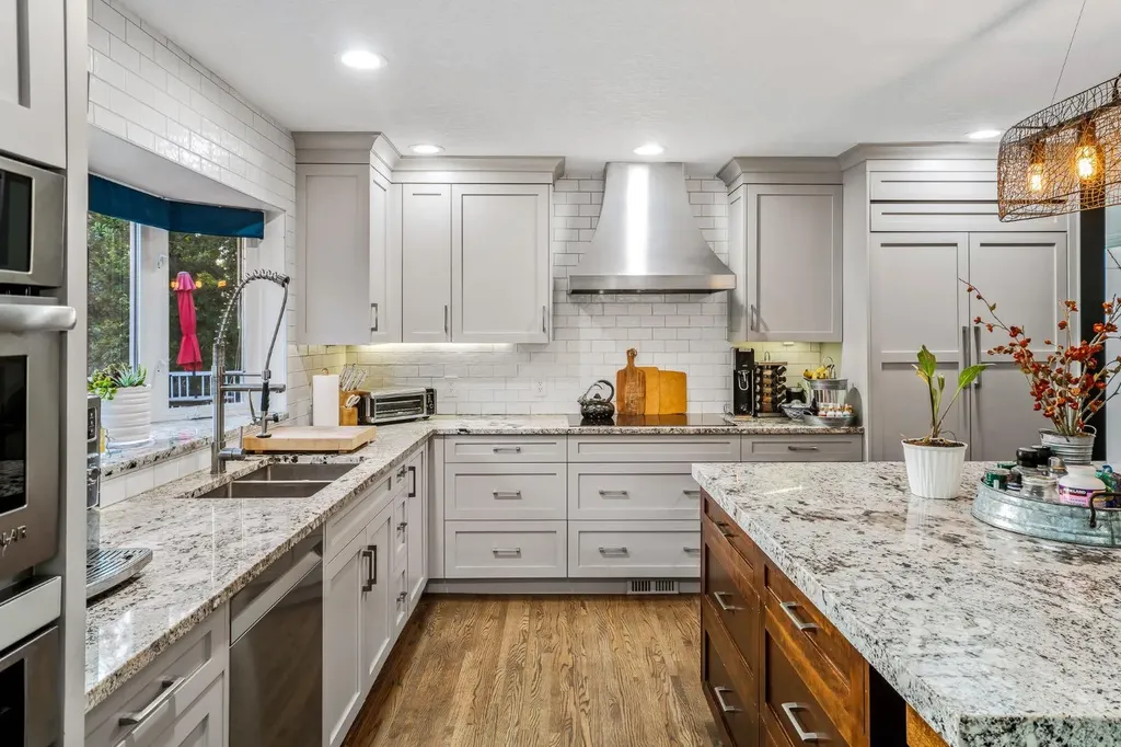 5011 Viceroy Drive NW Calgary AB T3A 0V2