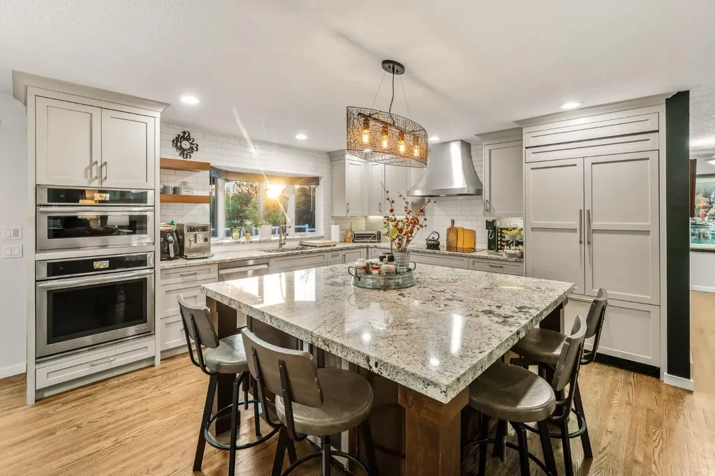 5011 Viceroy Drive NW Calgary AB T3A 0V2