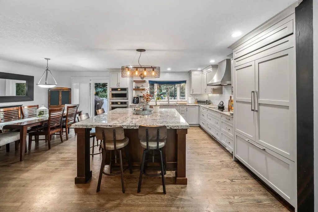 5011 Viceroy Drive NW Calgary AB T3A 0V2