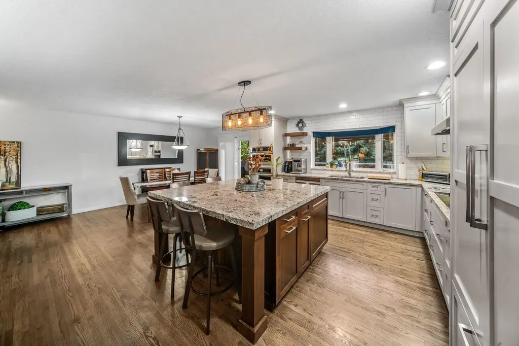 5011 Viceroy Drive NW Calgary AB T3A 0V2