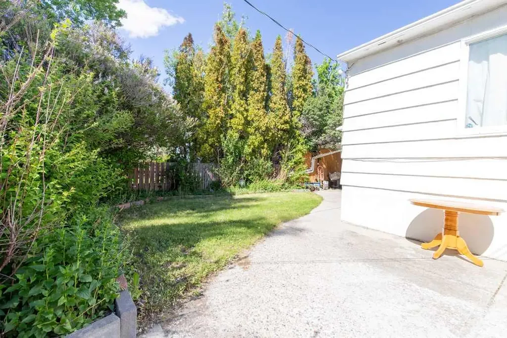 1118 12b Street S Lethbridge AB T1K 1S2