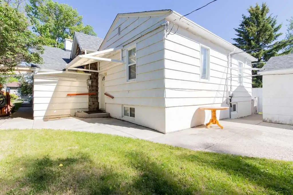 1118 12b Street S Lethbridge AB T1K 1S2