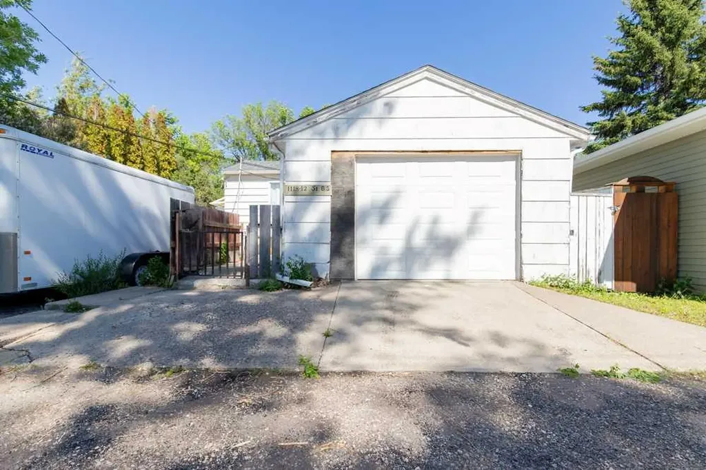 1118 12b Street S Lethbridge AB T1K 1S2