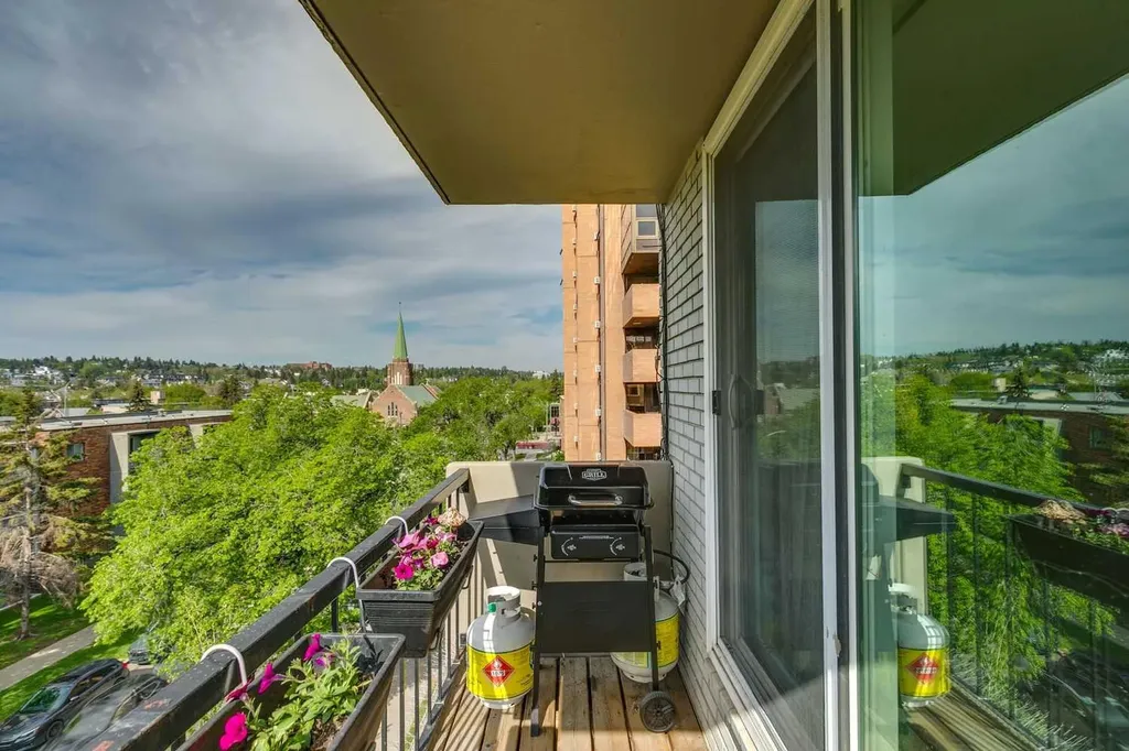 1328 13 Avenue SW Calgary AB T3C 0T3
