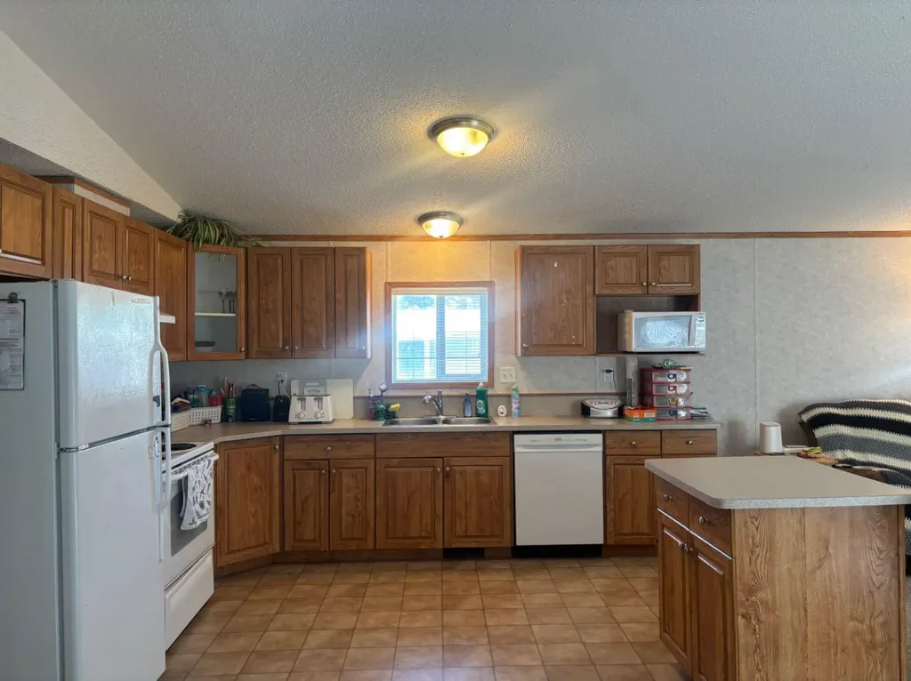 266 N 2 Street W Magrath AB T0K 1J0