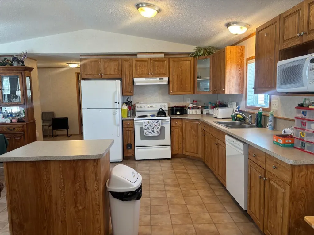 266 N 2 Street W Magrath AB T0K 1J0