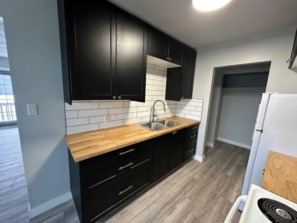 4518 47 A Avenue Sylvan Lake AB T4N1N8