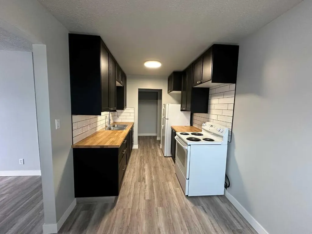 4518 47 A Avenue Sylvan Lake AB T4N1N8