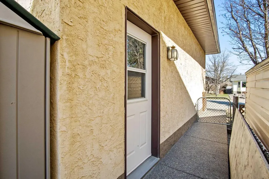 6005 Ash Street Olds AB T4H 1K8