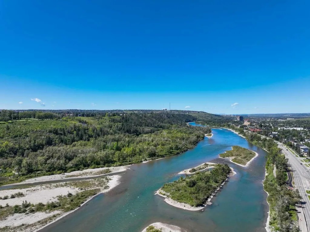 119 19 Street NW Calgary AB T2N2S7