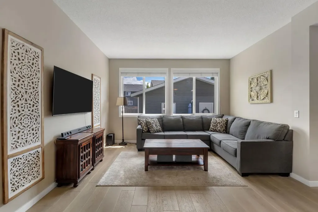 27 River Heights Crescent Cochrane AB T4C 0J3