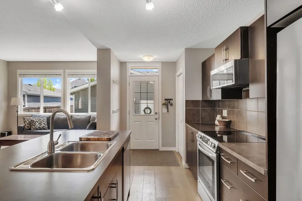 27 River Heights Crescent Cochrane AB T4C 0J3