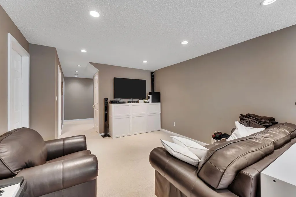 27 River Heights Crescent Cochrane AB T4C 0J3