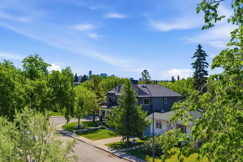 2716 3 Avenue NW Calgary AB T2N 0L7