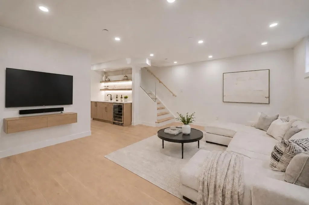 2716 3 Avenue NW Calgary AB T2N 0L7