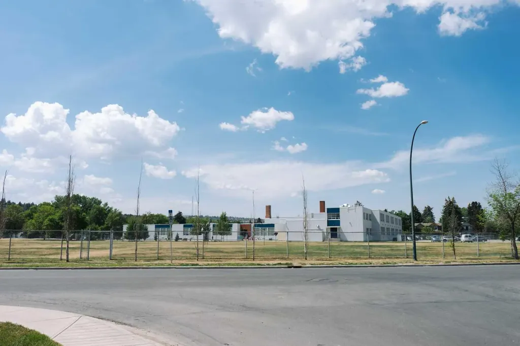 2716 3 Avenue NW Calgary AB T2N 0L7