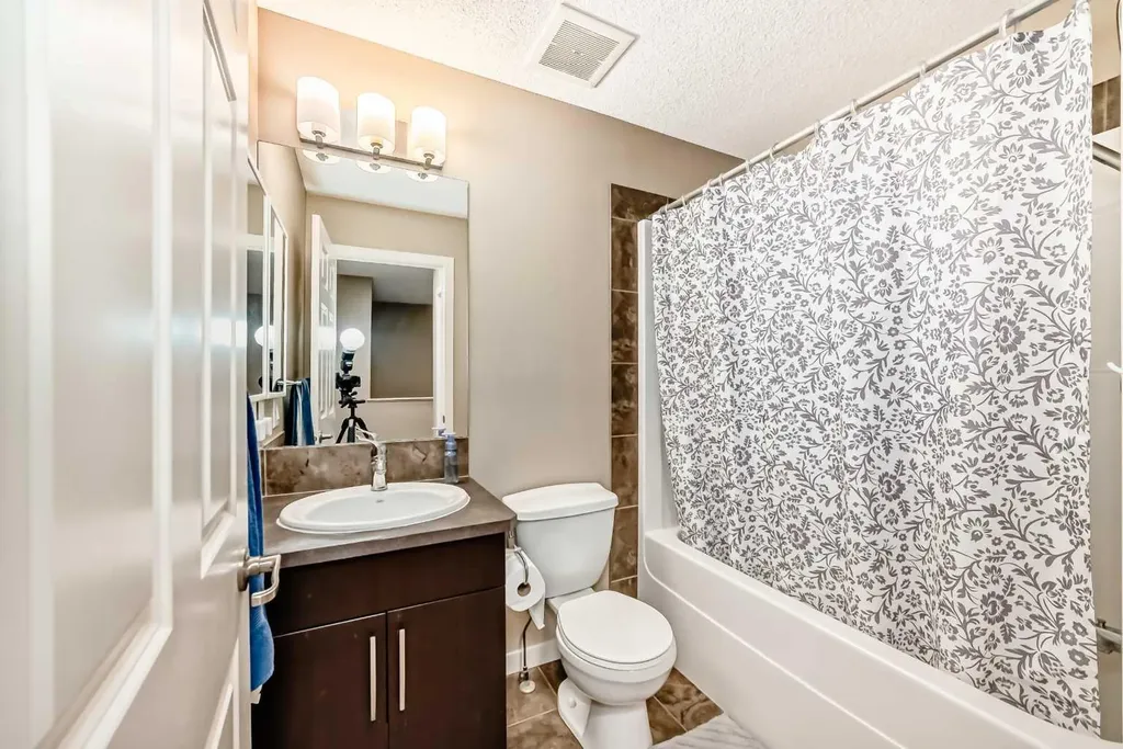 109 New Brighton Park SE Calgary AB T2Z 1B2