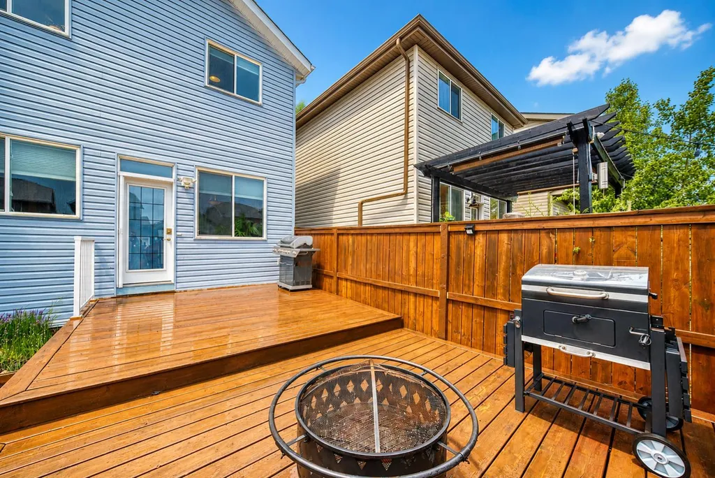 109 New Brighton Park SE Calgary AB T2Z 1B2