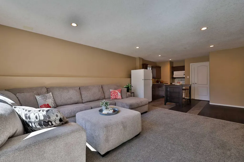 308 Tartan Circle W Lethbridge AB T1J 0Z1