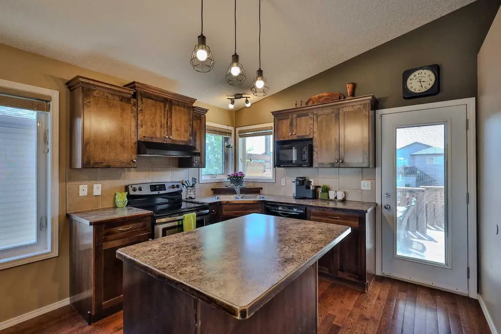 308 Tartan Circle W Lethbridge AB T1J 0Z1