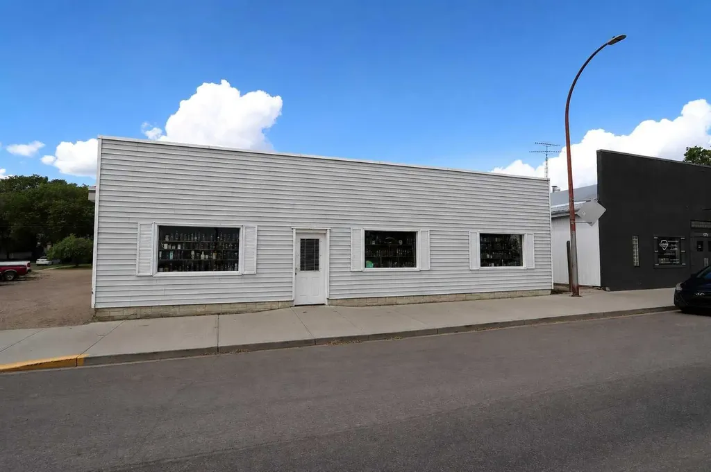 5306 50 Street Ponoka AB T4J 1H4