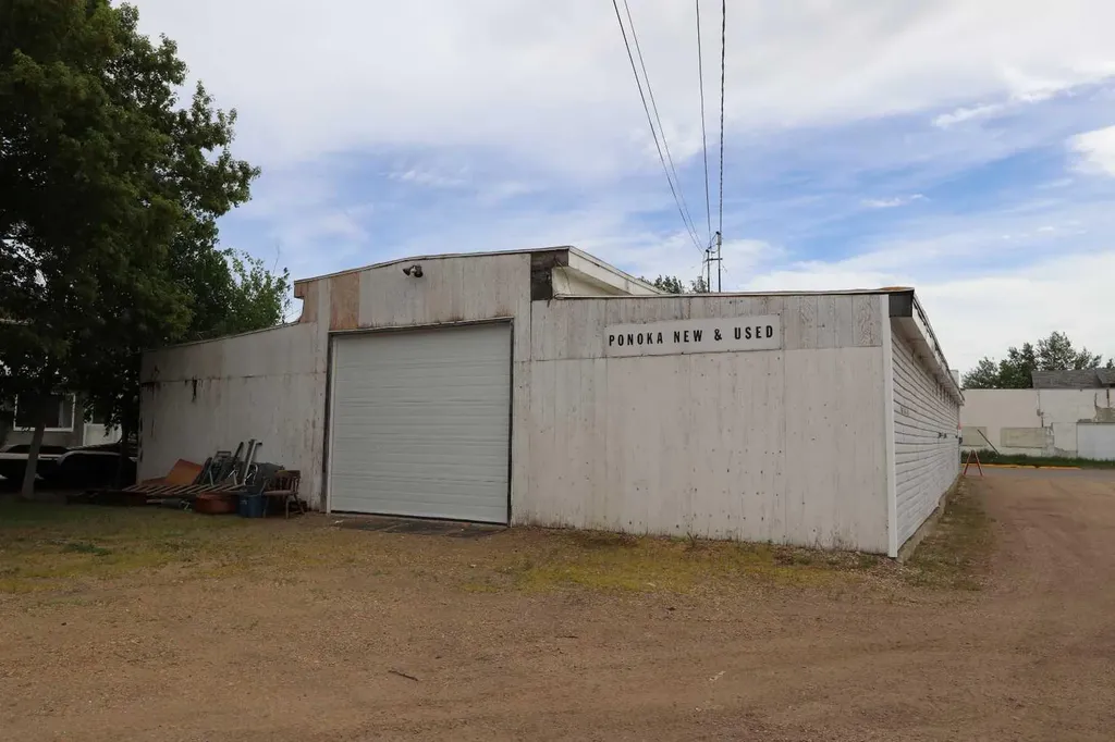 5306 50 Street Ponoka AB T4J 1H4