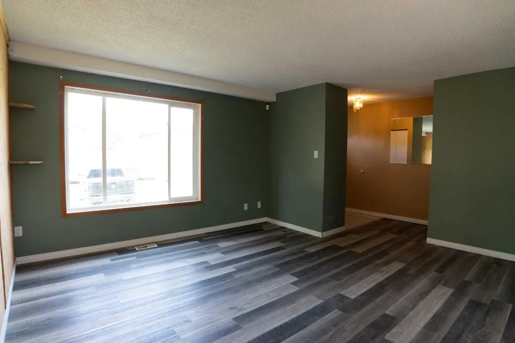 10012 79 Avenue Grande Prairie AB T8V4E8