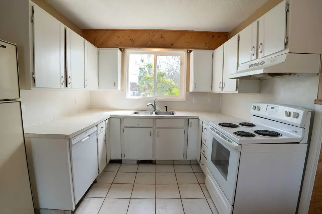 10012 79 Avenue Grande Prairie AB T8V4E8