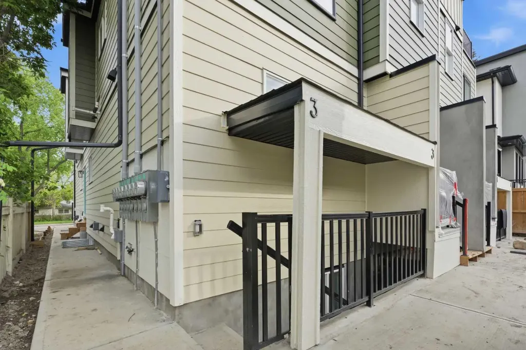 3432 Richmond Road SW Calgary AB T3E 4N6