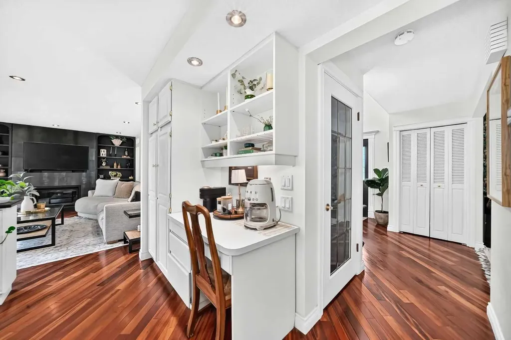 28 Woodmont Place SW Calgary AB T2W 4N3