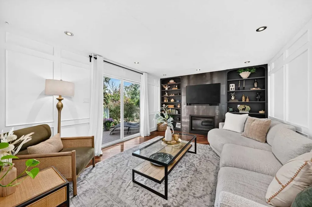 28 Woodmont Place SW Calgary AB T2W 4N3