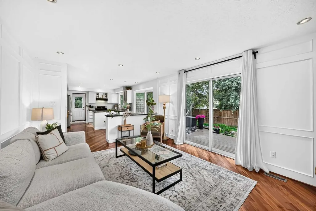 28 Woodmont Place SW Calgary AB T2W 4N3