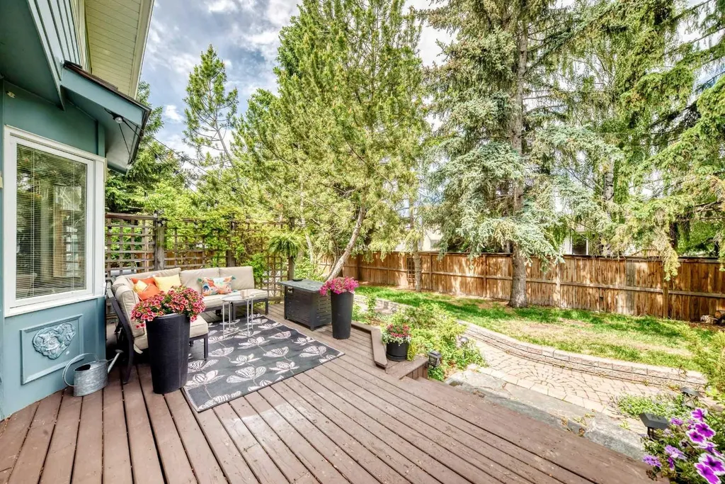 28 Woodmont Place SW Calgary AB T2W 4N3