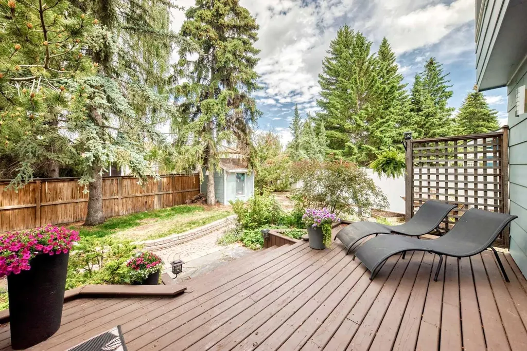 28 Woodmont Place SW Calgary AB T2W 4N3