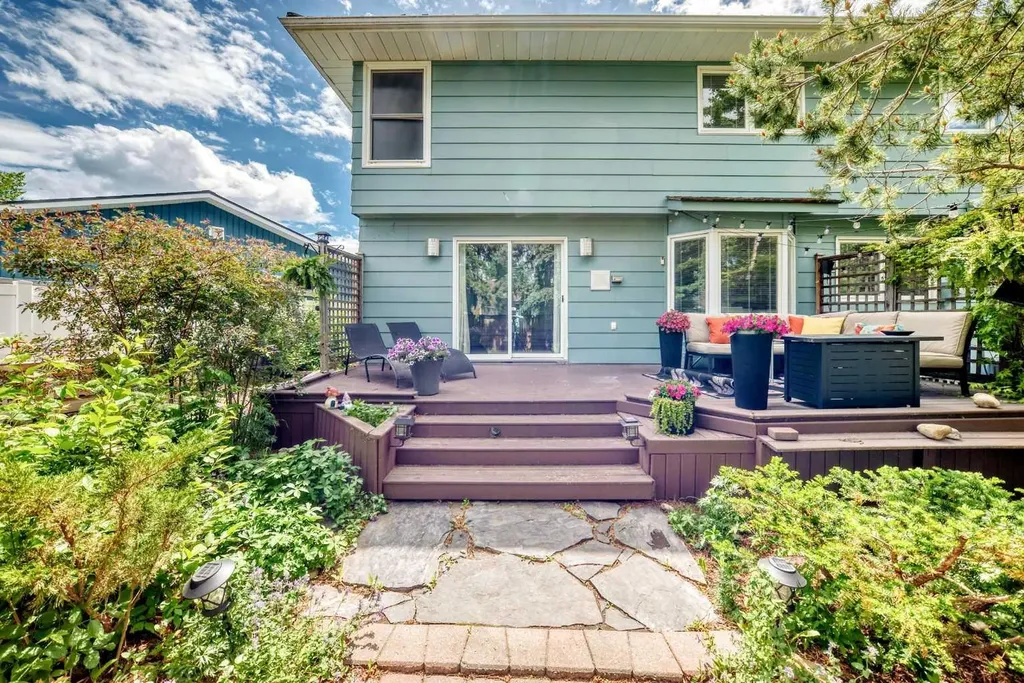 28 Woodmont Place SW Calgary AB T2W 4N3