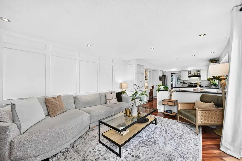 28 Woodmont Place SW Calgary AB T2W 4N3