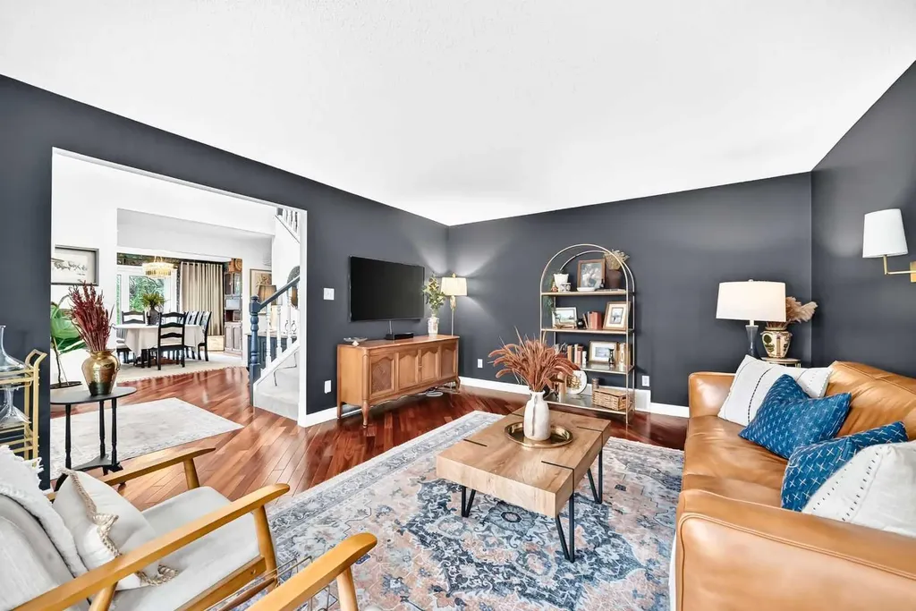 28 Woodmont Place SW Calgary AB T2W 4N3