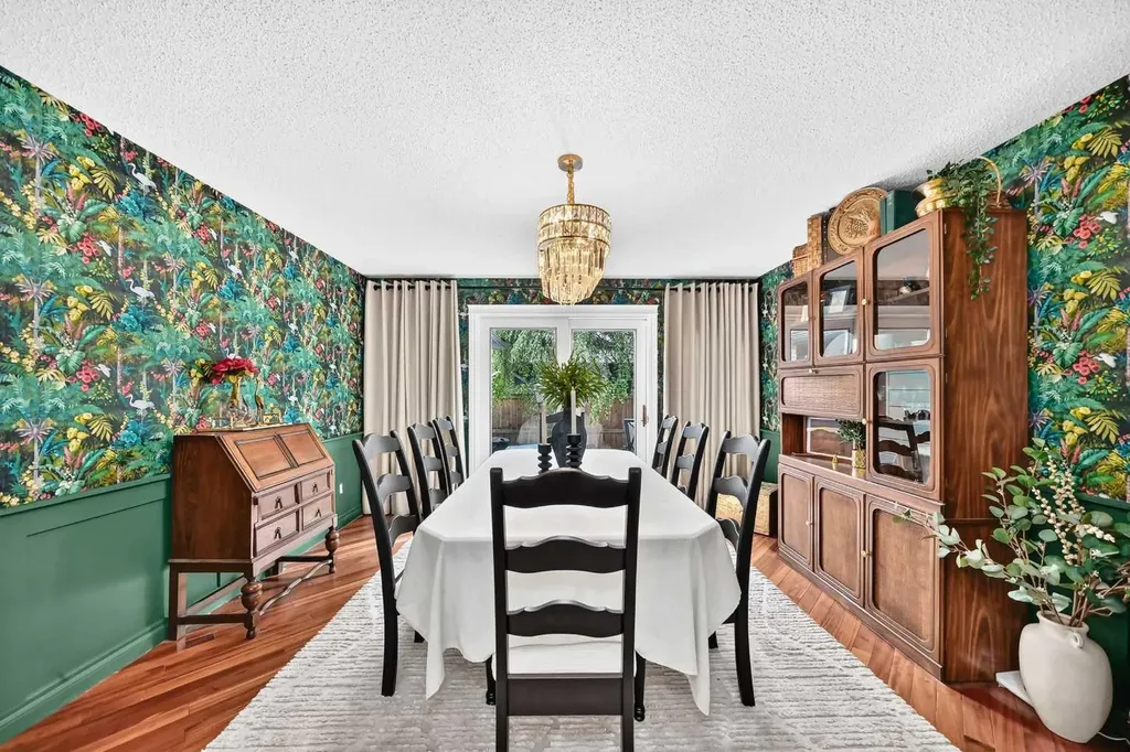 28 Woodmont Place SW Calgary AB T2W 4N3