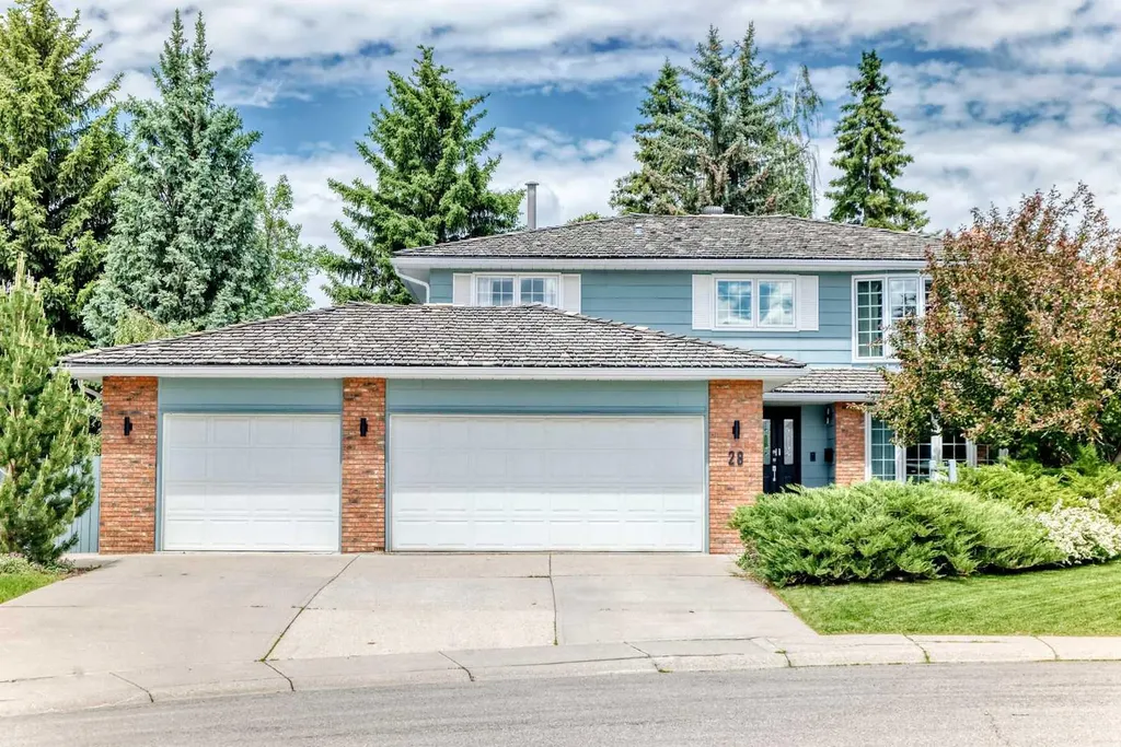 28 Woodmont Place SW Calgary AB T2W 4N3