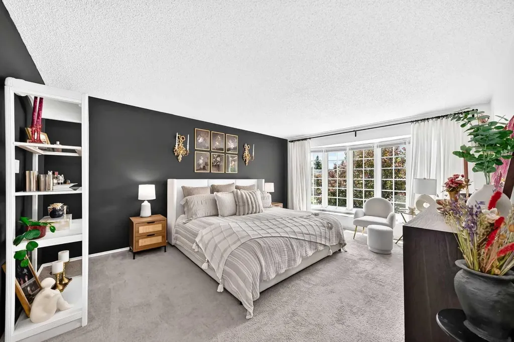 28 Woodmont Place SW Calgary AB T2W 4N3