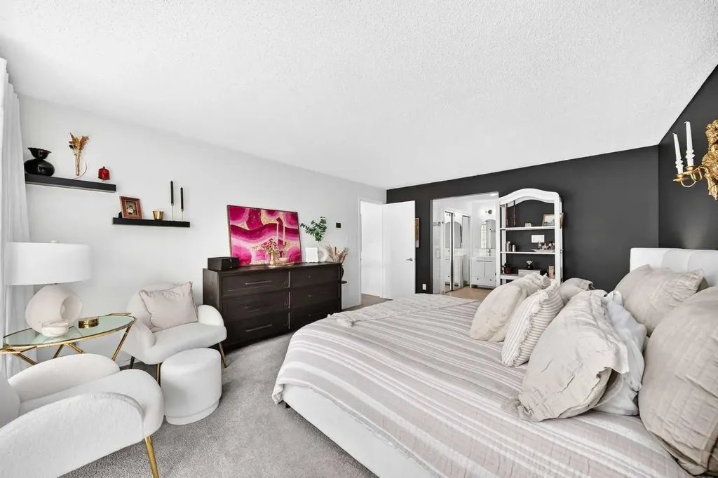 28 Woodmont Place SW Calgary AB T2W 4N3