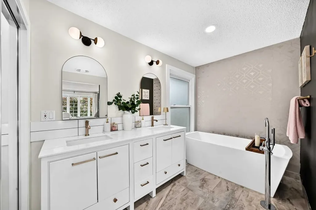 28 Woodmont Place SW Calgary AB T2W 4N3