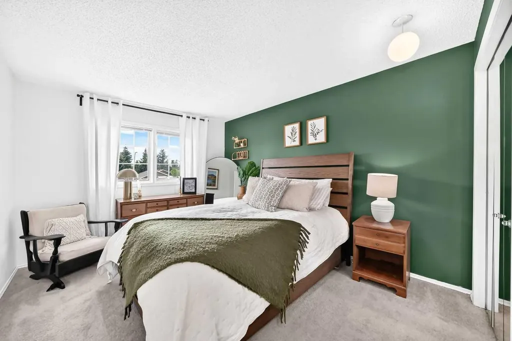 28 Woodmont Place SW Calgary AB T2W 4N3